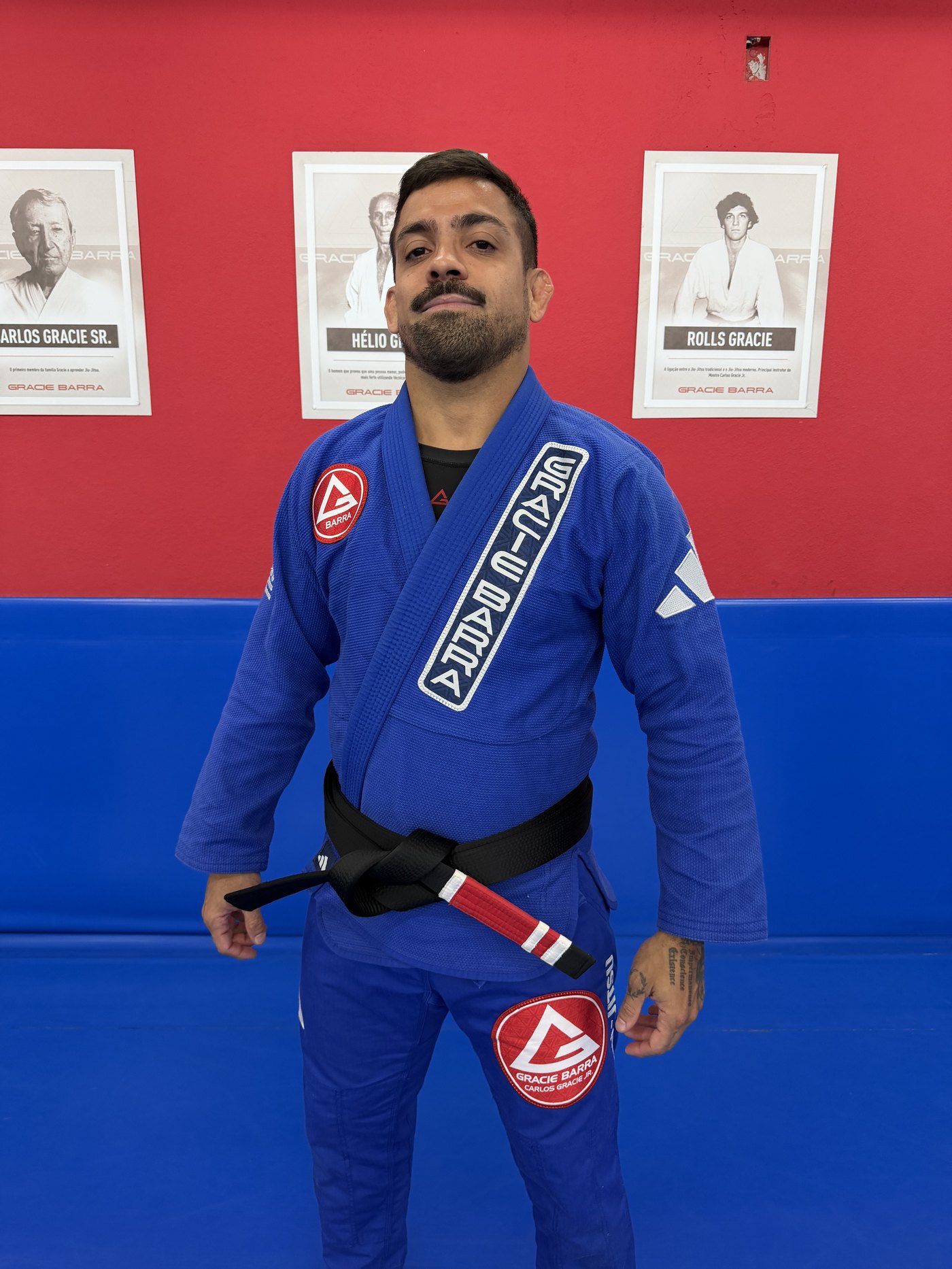 José Eduardo, faixa preta de Jiu-Jitsu, de kimono azul da Gracie Barra